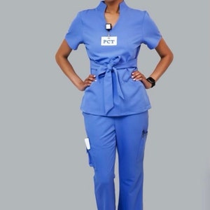 Traje quirúrgico azul cielo, tejido elástico suave. También disponible en www.Jocciniscrubs.com