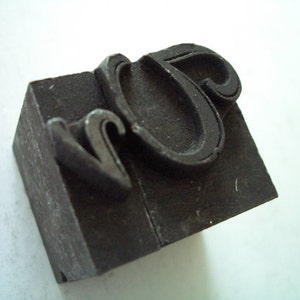 A20 - &#39;V&#39; MONOGRAM - 72 pts Letterpress - Collectable