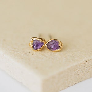 rohe Amethyst Ohrstecker, winzige Amethyst Edelsteine, minimalistischer Kristall Schmuck, Gold und Amethyst Ohrringe, Februar Geburtstagsgeschenk für sie