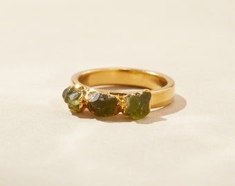 bague péridot brute, bague en pierre brute verte, bagues à empiler avec pierres précieuses, bague en or avec pierre de naissance août, bijoux en cristal de guérison, cadeau d'anniversaire pour femme