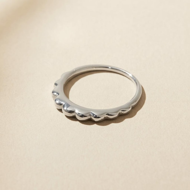 Alianza minimalista para mujer, anillo apilable de oro, anillo con borde afilado, anillo de plata con diseño de montaña, banda de anillo abultada, anillo de oro moderno. imagen 2