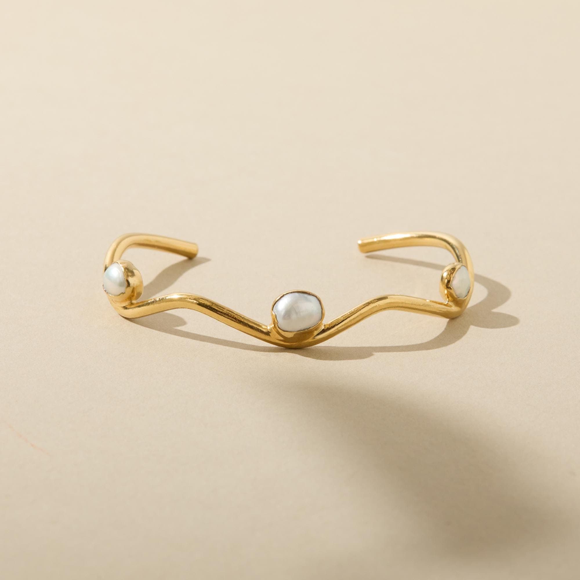 Perlen Manschette Armband, gewelltes dünnes Armband, einzigartiges Hochzeit Armband, Juni Geburtstagsgeschenk für Mama, Süßwasser Perlen Goldschmuck, Juni Geburtsstein