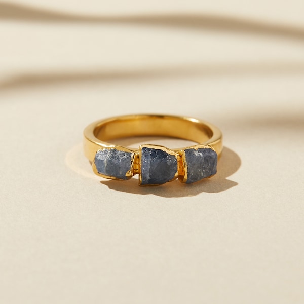 Anillo de zafiro azul / anillo con piedra natal de septiembre / joyería con piedra natal en bruto / anillo de cristal de zafiro / anillo apilable con piedras preciosas