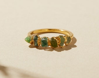 bague dégradée, bague empilable verte, bague avec pierres précieuses unique, bijoux péridot bruts, bande en or multipierre, bague émeraude brute, bague tourmaline verte