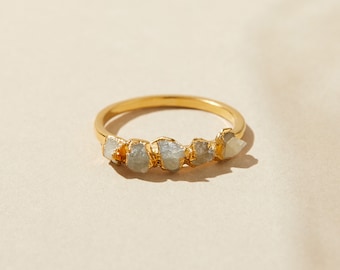 Anillo de compromiso con zafiro blanco, anillo de zafiro en bruto (piedra natal de septiembre), anillo con gema en bruto, banda de zafiro blanco natural, anillo con piedra delicada.