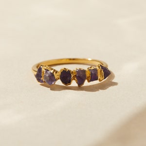 Anillo de iolita / anillo de zafiro / anillo de piedras preciosas / anillo delicado / anillo minimalista / anillo de piedra morada / joyería bohemia / anillo de piedra cruda