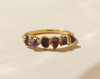 bague en saphir violet brut, bague en pierre précieuse iolite, bijoux en cristal, bague en or délicate minimaliste, bague cadeau push, bague avec pierre de naissance de septembre