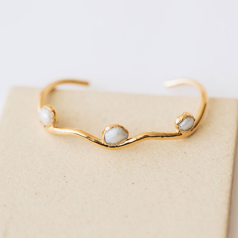 pearl cuff bracelet, wavy thin bangle, unique wedding bracelet, june birthday gift for mom, freshwater pearl gold jewelry, june birthstone afbeelding 2