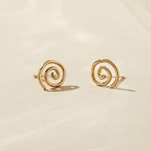 Minimalist Schmuck, Spiral Ohrstecker, gold, Spiral Ohrstecker, Silber Ohrstecker, Geschenk für sie