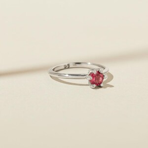 Anillo de piedra natal de granate, joyería con piedra natal de enero, anillo apilable con piedra natal, anillo solitario minimalista delicado, joyería hecha a mano para ella imagen 2