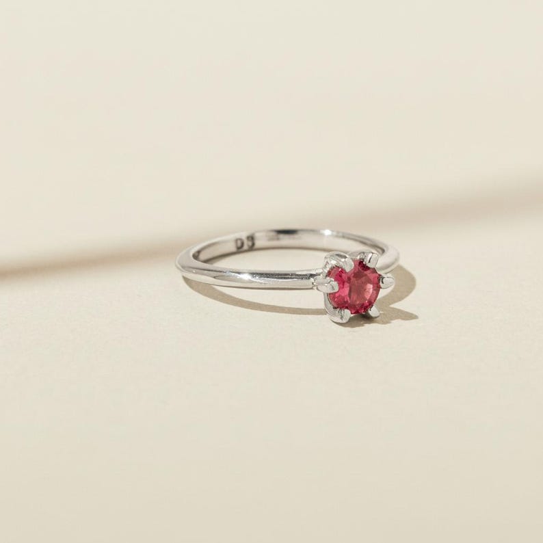 Anillo de piedra natal de granate, joyería con piedra natal de enero, anillo apilable con piedra natal, anillo solitario minimalista delicado, joyería hecha a mano para ella imagen 2