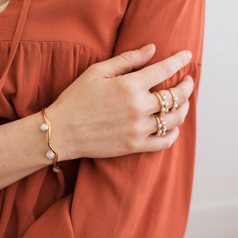 pearl cuff bracelet, wavy thin bangle, unique wedding bracelet, june birthday gift for mom, freshwater pearl gold jewelry, june birthstone afbeelding 6