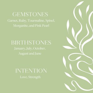 Pu&ograve; includere: Una scheda informativa verde salvia con testo bianco che elenca GEMSTONES: Garnet, Ruby, Tourmaline, Spinel, Morganite, and Pink Pearl; BIRTHSTONES: January, July, October, August, and June; e INTENTION: Love, Strength, con una grafica a foglie.