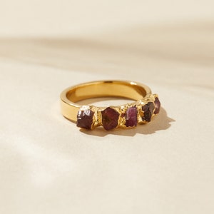 Anello con pietra portafortuna di luglio in rubino grezzo, regalo per lei con pietra portafortuna di gennaio, anello con pietra portafortuna di granato grezzo sfumato, anello con spinello rosa, anello con tormalina rosa