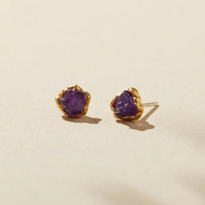 Amethyst Ohrringe gold, Februar Geburtsstein Schmuck Geschenk, minimalistische Ohrringe, zierliche Gold Ohrstecker, kleine Kristall Ohrstecker