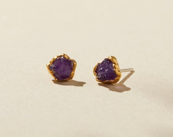 raw amethyst earrings gold, february birthstone jewelry gift, minimalist earrings, dainty gold stud earrings, tiny raw crystal stud earrings