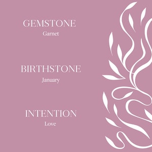 Puede incluir: Un fondo rosa con texto blanco que dice "GEMSTONE Granate BIRTHSTONE Enero INTENCI&Oacute;N Amor". Un dise&ntilde;o floral blanco est&aacute; en el lado derecho de la imagen.