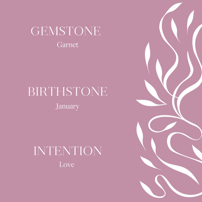 Puede incluir: Un fondo rosa con texto blanco que dice "GEMSTONE Granate BIRTHSTONE Enero INTENCI&Oacute;N Amor". Un dise&ntilde;o floral blanco est&aacute; en el lado derecho de la imagen.