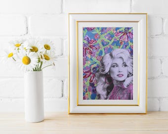Può includere: Stampa artistica incorniciata con un ritratto in bianco e nero di una donna con lunghi capelli ondulati e grandi orecchini a cerchio. Lo sfondo è un colorato motivo floreale. La cornice è bianca con bordo interno dorato.