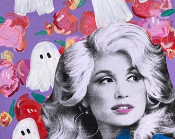 Può includere: Un'opera d'arte mista con un ritratto in bianco e nero di una donna con i capelli biondi, circondata da illustrazioni di fantasmi bianchi ed elementi floreali colorati su sfondo viola. La donna indossa un top blu.