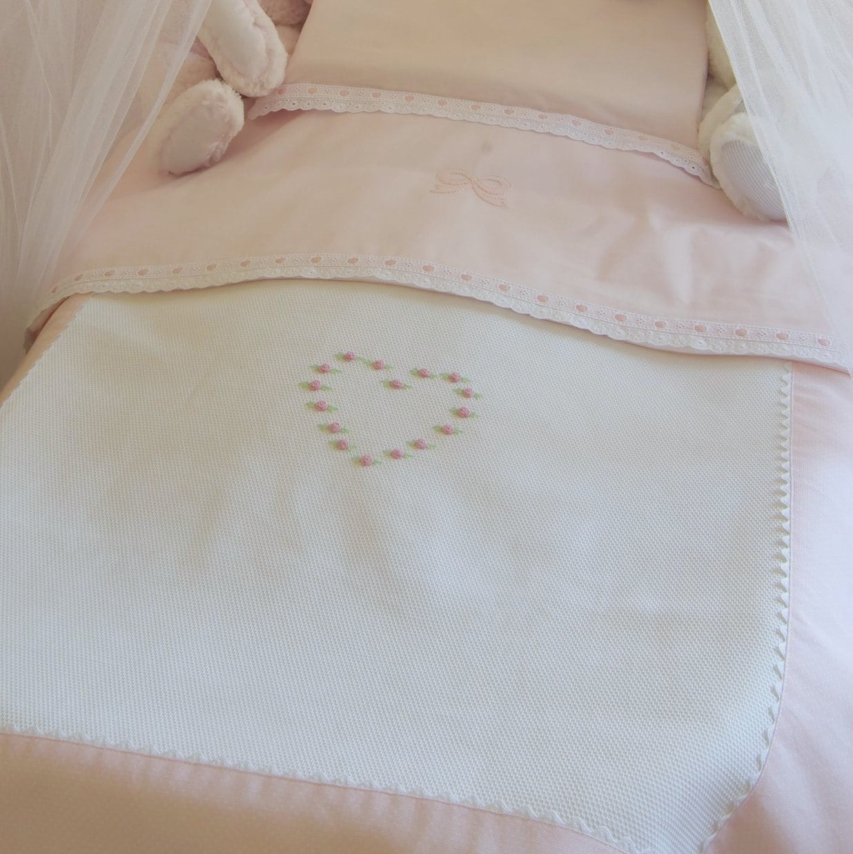 Copertina neonato da culla in piqué di cotone ricamata a mano con cuore  rosa punto vapore, copertina carrozzina, regalo Battesimo, corredino - Etsy  Italia