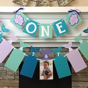 Decoraciones para el primer cumpleaños de sirena, pancarta de sirena, pancarta con foto de los 12 meses de la sirena, pancarta con foto del primer año de la sirena, pancarta de hitos en morado y verde azulado.