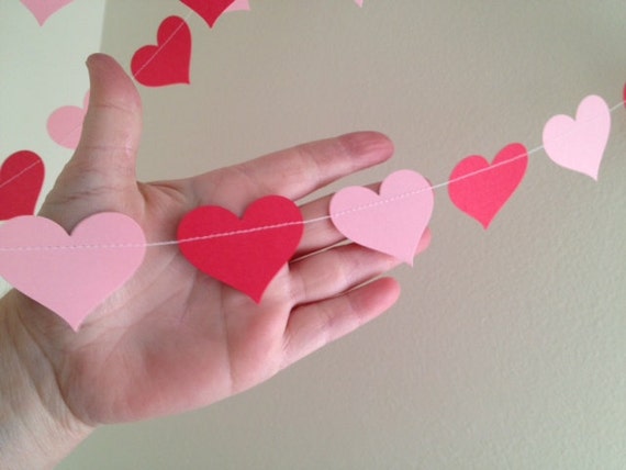 Decoraties In Moskou Voor Valentijnsdag. Klieren In De Vorm Van Rode Ballen Een Hart Hangen Tussen Tuinen Historische Gebouwen 269973768