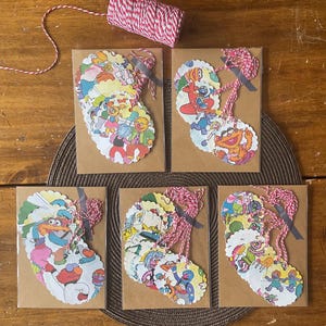 Paquet d'étiquettes cadeau fabriqué à partir d'images de livres de soirée dansante Sesame Street.  Monté sur du papier kraft brun.  Noué avec de la ficelle de boulanger. Oscar, Grover, Elmo