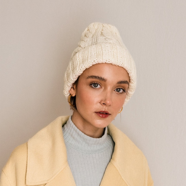 Bonnet en tricot à la main, chapeau tricoté sur mesure, chapeau en tricot d'hiver pour femme, chapeau en tricot caramel, chapeau en laine pour homme, couleur personnalisée — Le chapeau de câble classique