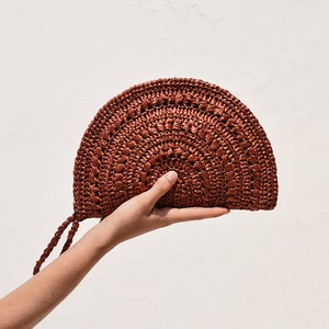 Clutch de rafia de crochet, clutch de media luna, bolso de mano de paja, clutch boho minimalista, bolso de mano de rafia, bolso de verano — Clutch de rafia con forma de luna en color óxido