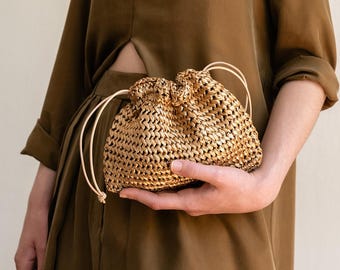 Raffia Beutel Tasche, Gehäkelte Raffia Handtasche, Gold Strap Crossbody, Minimale Strohtasche, Mini Tasche — Der Aster Raffia Beutel in tiefem Gold