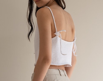 Oberteil mit offenem Rücken, handgestrickter U-Boot-Ausschnitt, gestrickter Tank mit tiefem Rücken, rückenfreie Bluse, verstellbare Krawatten, Sommer-Baumwolloberteil — Das Sleek Strickoberteil