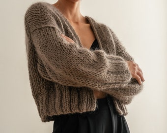 Cardigan court en mohair : cardigan en mohair tricoté main, manches raglan ballon, mohair doux en maille ample, cardigan ouvert luxueux et léger