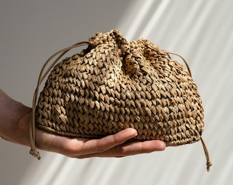 Raffia Beutel Tasche, gehäkelte Raffia Handtasche, kurze Riemen Crossbody, Sommer Handgelenk Tasche, Minimale Strohtasche, Mini Tasche — Die Aster Raffia Tasche