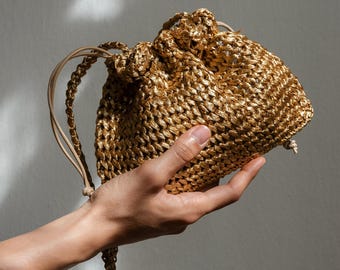 Raffia Beutel Tasche, Gehäkelte Raffia Handtasche, Gold Strap Crossbody, Minimale Strohtasche, Mini Tasche — Der Aster Raffia Beutel in tiefem Gold