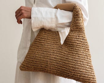 Gehäkelte Bast Handtasche, Dreieckige Beige Raffia Tasche, Minimalistische Schultertasche, Henkel Tasche, Italienische Raffia Geldbörse — Die Calla Raffia Tasche