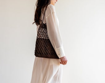 Sac filet en raphia couleur noix de pécan, sac fourre-tout en raphia au crochet, sac fourre-tout d'été, sac en filet de paille, fourre-tout marron artisanal, sac à bandoulière en filet — Le sac filet en raphia
