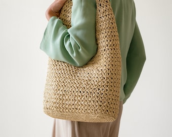 Sac à bandoulière en raphia au crochet dans un sac fourre-tout naturel, un sac fourre-tout d’été, un sac en filet en paille, un sac à bandoulière, un sac à poignée — Le daphné Tote