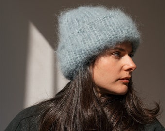 Bonnet épais en mohair, bonnet d'hiver pour femme, bonnet bleu pastel, bonnet duveteux en mohair, maille douce — Le bonnet en mohair brossé couleur ozone