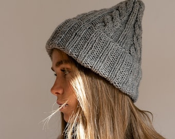 Bonnet en tricot à la main, chapeau tricoté sur mesure, chapeau en tricot d'hiver pour femme, chapeau en tricot caramel, chapeau en laine pour homme, couleur personnalisée — Le chapeau de câble classique