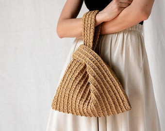 Sac avec noeud en raphia fauve, sac à main en raphia au crochet, sac de poignet d'été, sac en paille minimaliste, sac à main artisanal — Le sac avec noeud en raphia