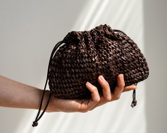 Pochette en raphia, sac à main en raphia au crochet, bandoulière courte, pochette d'été, sac de paille minimaliste, mini sac — La pochette en raphia Aster