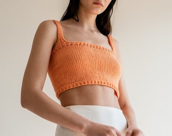 Crop Top mit quadratischem Ausschnitt, Minimalistisches Strickoberteil, Yoga Top, Handgestrickt, quadratischer Ausschnitt, Strick-BH, tailliertes Baumwoll Bralette in Pfirsich Sorbet