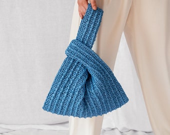 Sac à nœuds en raphia dans l’océan, sac à main en raphia au crochet, sac à poignet d’été, sac à paille minimal, sac à main artisanal — Le sac à nœuds en raphia