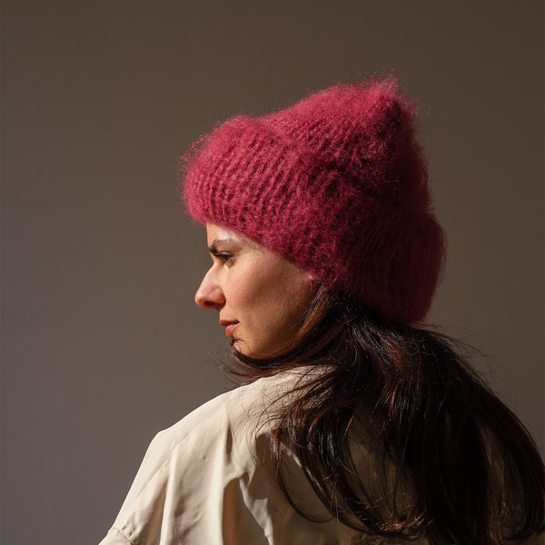 Bonnet épais en mohair, bonnet d'hiver pour femme rose baie, bonnet en tricot magenta, bonnet duveteux en mohair, maille douce — Le bonnet en mohair brossé in Cerice