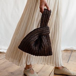 Raffia Knoten Tasche in Pekannuss, braune gehäkelte Raffia Handtasche, Sommer Handgelenk Tasche, Minimale Strohtasche, handgefertigte Beutel Geldbörse — Die Raffia Knoten Tasche