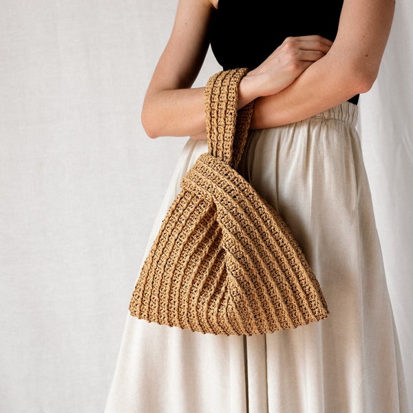 Sac avec noeud en raphia fauve, sac à main en raphia au crochet, sac de poignet d'été, sac en paille minimaliste, sac à main artisanal — Le sac avec noeud en raphia