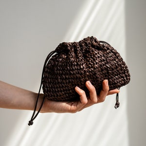 Bolso de rafia, bolso de rafia de ganchillo, bandolera de correa corta, bolso de muñeca de verano, bolso de paja mínimo, mini bolso The Aster Raffia Bag imagen 1