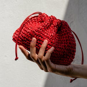 Bolso de rafia, bolso de mano de rafia de crochet, bandolera de asa corta, bolso de muñeca de verano, bolso minimalista de paja, minibolso rojo — El bolso de rafia Aster