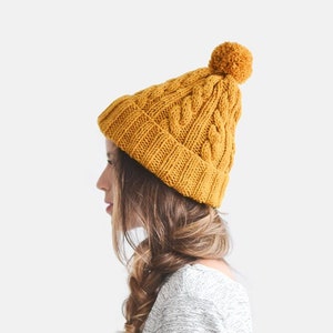 Berretto lavorato a mano in giallo senape, cappello invernale da donna in maglia a trecce con pompon, cappello unisex, cappello di lana da uomo, colore personalizzato — The Classic Cable